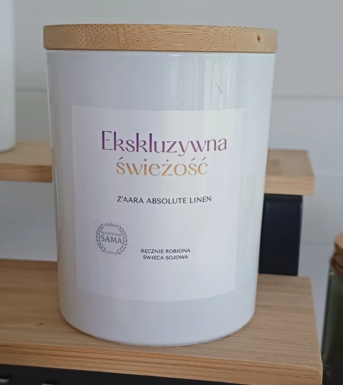 swieca-sojowa-premium-o-zapachu-ekskluzywnej-swiezosci-w-bialym-blyszczacym-szkle.jpg