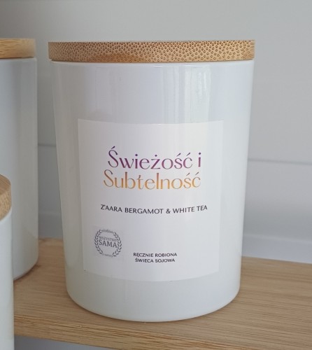 swieca-sojowa-premium-o-zapachu-bergamotki-z-biala-herbata-w-bialym-szkle.jpg