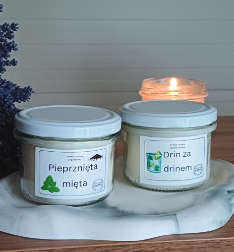 Zestaw prezentowy swiec sojowych Mieta i Mojito na szarej marmurkowej podstawce chmurce z gipsu polimerowego.jpg