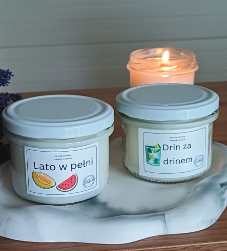 Zestaw prezentowy swiec sojowych Mojito i Melon z Arbuzem na szarej marmurkowej podstawce chmurce z gipsu.jpg