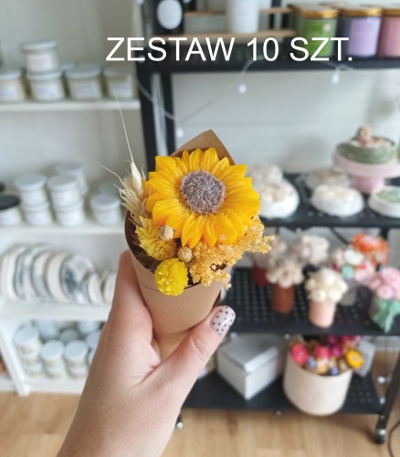 slonecznik-z-wosku-sojowego-z-suszonymi-kwiatami-w-paipierowym-rozku.jpg
