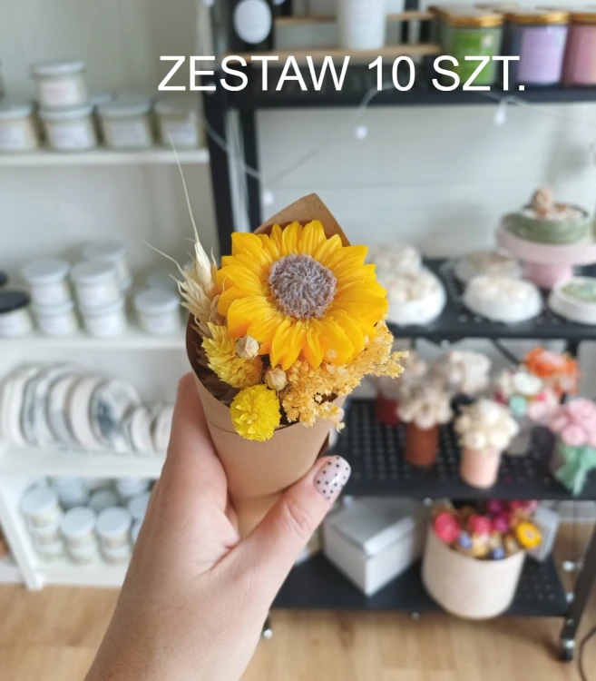 slonecznik-z-wosku-sojowego-z-suszonymi-kwiatami-w-paipierowym-rozku.jpg