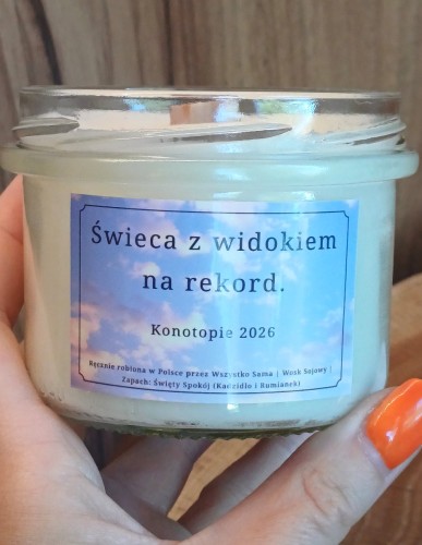 Swieca-zapachowa-sojowa-z-etykieta-niebo-i-chmury-z-napisem-konotopie-2026.jpg