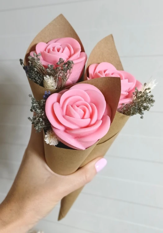rozowe-roze-z-wosku-sojowego-z-suszkami-w-papierowym-rozku.jpg