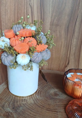 sredni-pumpkin-box-z-wosku-sojowego-wszystko-sama-w-kremowym-pudelku-welurowym.jpg