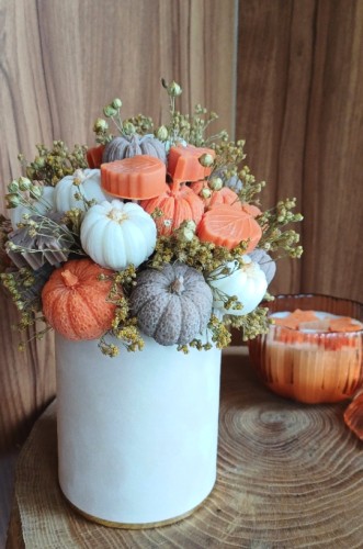 jesienny-flower-box-z-dyniami-z-wosku-sojowego-jako-pomysl-na-prezent-na-slub-i-urodziny.jpg