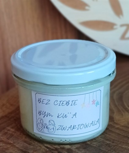 swieca-sojowa-w-sloiku-dla-przyjaciolki-z-napisem-bez-ciebie-bym-ku**a-zwariowala.jpg