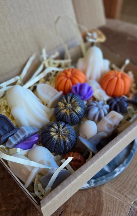 kolorowe-woski-sojowe-na-halloween-w-ksztalcie-duszkow-dyn-nagrobkow(2).jpg