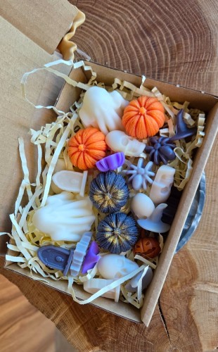 kolorowe-woski-sojowe-na-halloween-w-ksztalcie-duszkow-dyn-nagrobkow.jpg