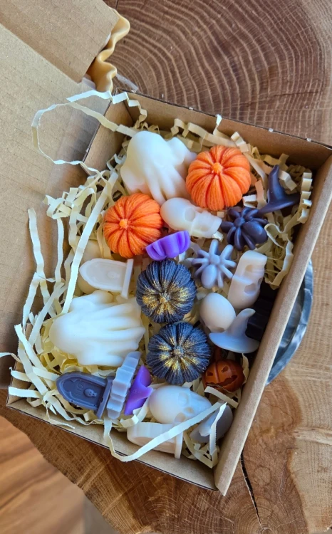 kolorowe-woski-sojowe-na-halloween-w-ksztalcie-duszkow-dyn-nagrobkow.jpg