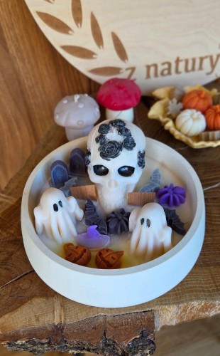 swieca-w-gipsie-czaszka-duchy-nagrobki-dynie-na-halloween.jpg