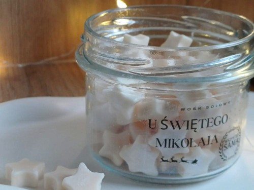 wosk sojowy w kształcie gwiazdek koloru beżowego w przezroczystym słoiku