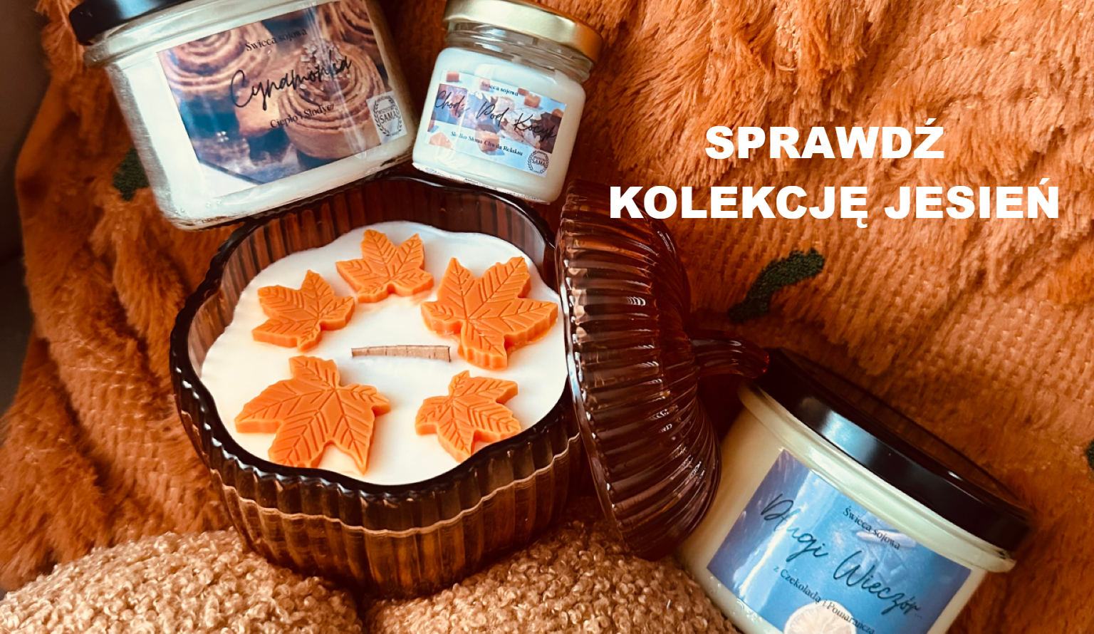swiece-sojowe-w-szklanej-dyni-i-w-sloikach-na-pomaranczowym-tle.jpg